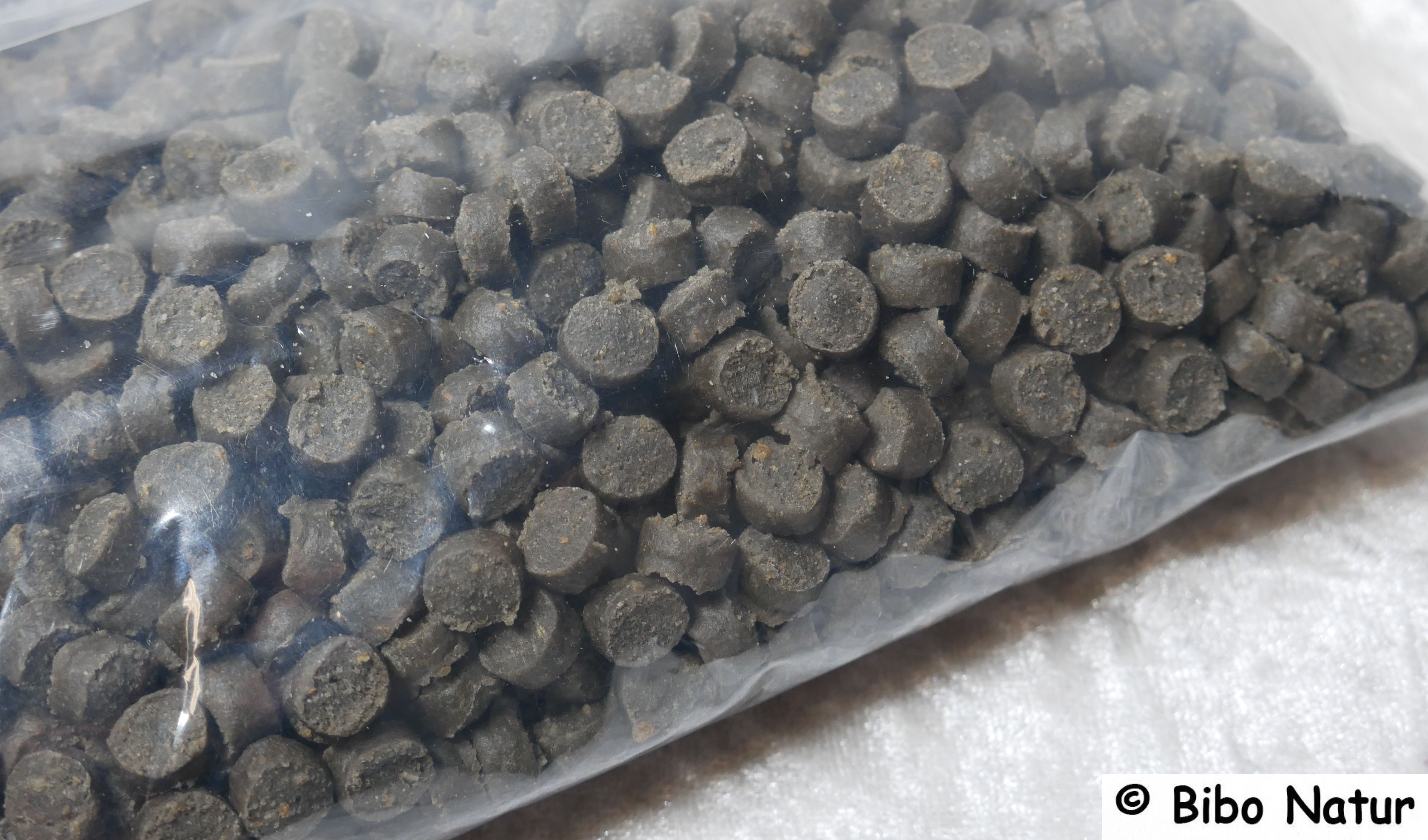Nahansicht dunkelbraune Leckerlies in Zylinderform
