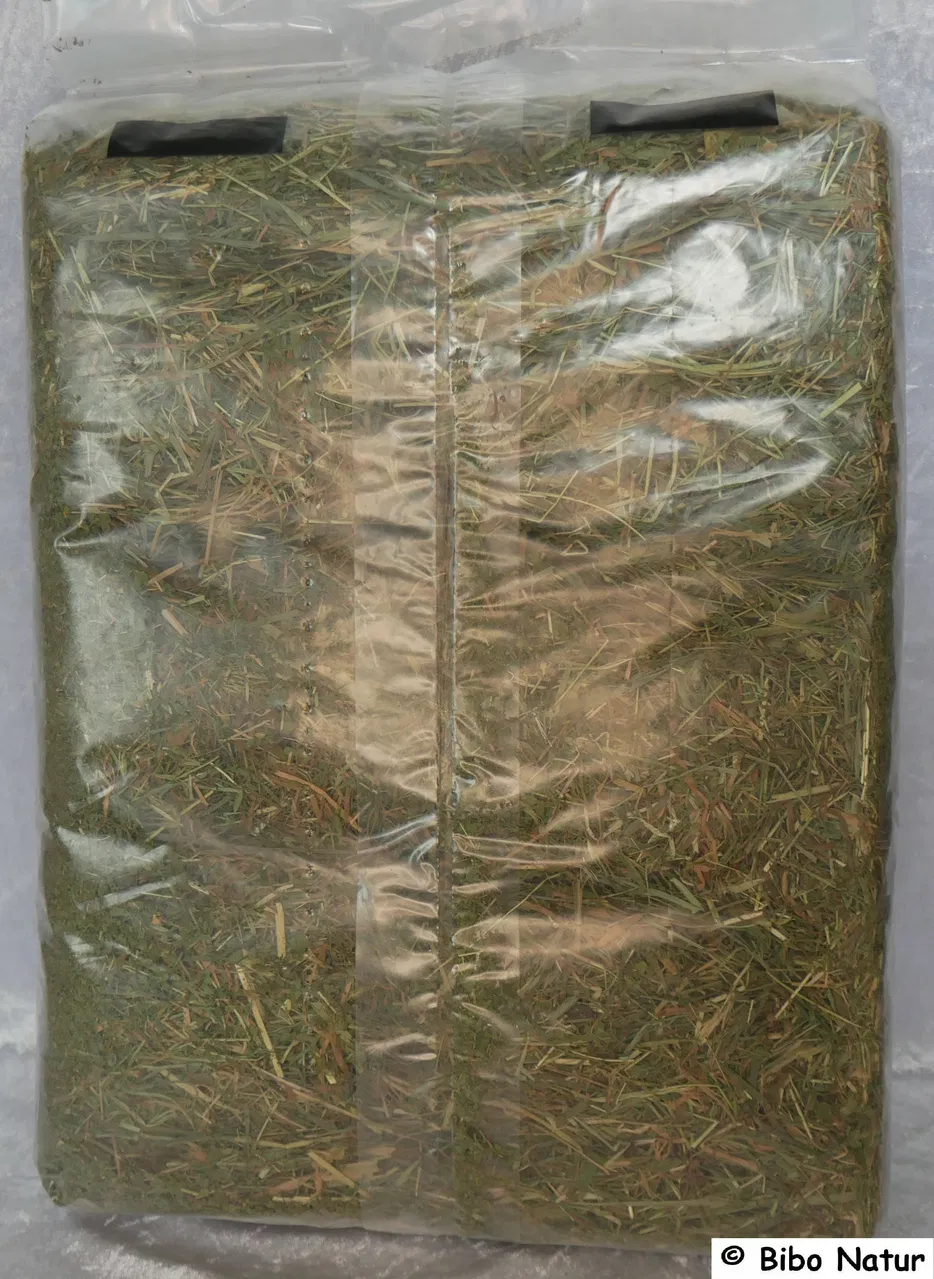Premium Wiesenheu 750g mit Löwenzahn